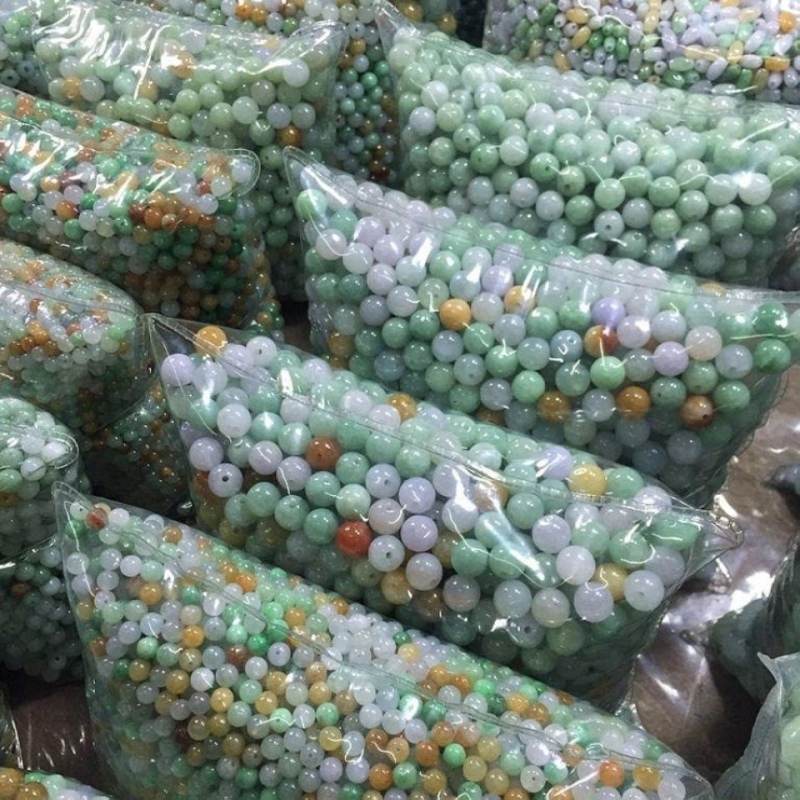 Set de mărgele din jad cu luciu perlat – mărgele rotunde în verde deschis, alb și verde ulei pentru coliere și brățări