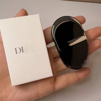 D Brand 2025 Μεταλλικός Μαύρος Αναδιπλούμενος Καθρέφτης με Αυτοκόλλητη Βάση για Κινητό και Μεγάλο Λογότυπο για Διόρθωση Μακιγιάζ