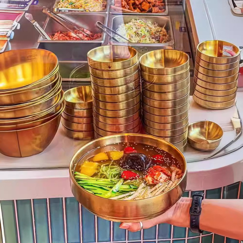 Bol din oțel inoxidabil pentru bibimbap și tăiței, finisaj auriu, rotund, diametre 18–18.9 cm, 21–21.9 cm, 22–22.9 cm.