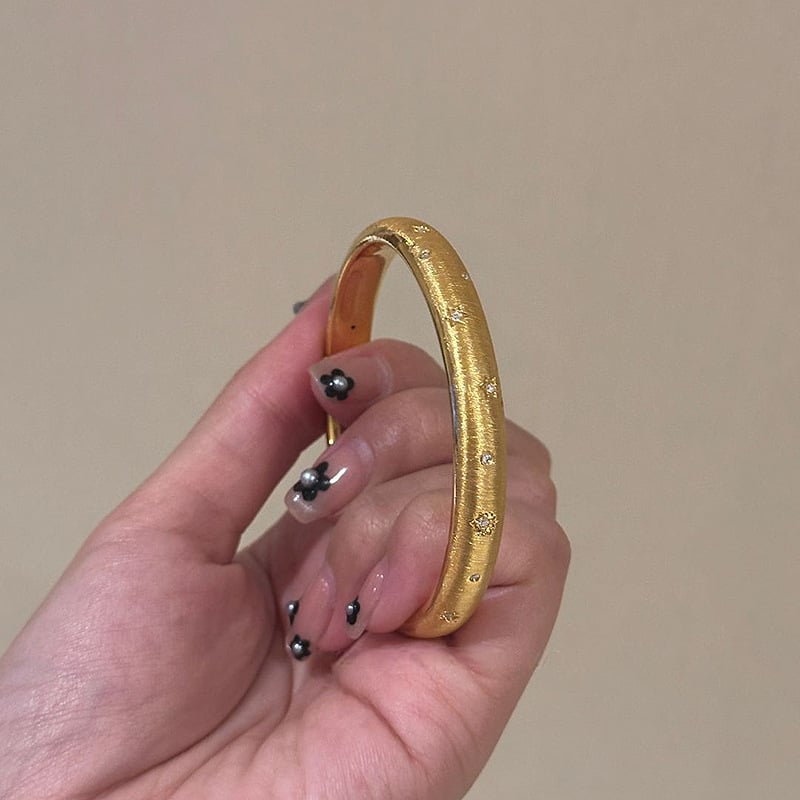 Brățară cu cer înstelat, nuanță aurie, finisaj ștanțat și inserții de diamante, brățară de lux versatil