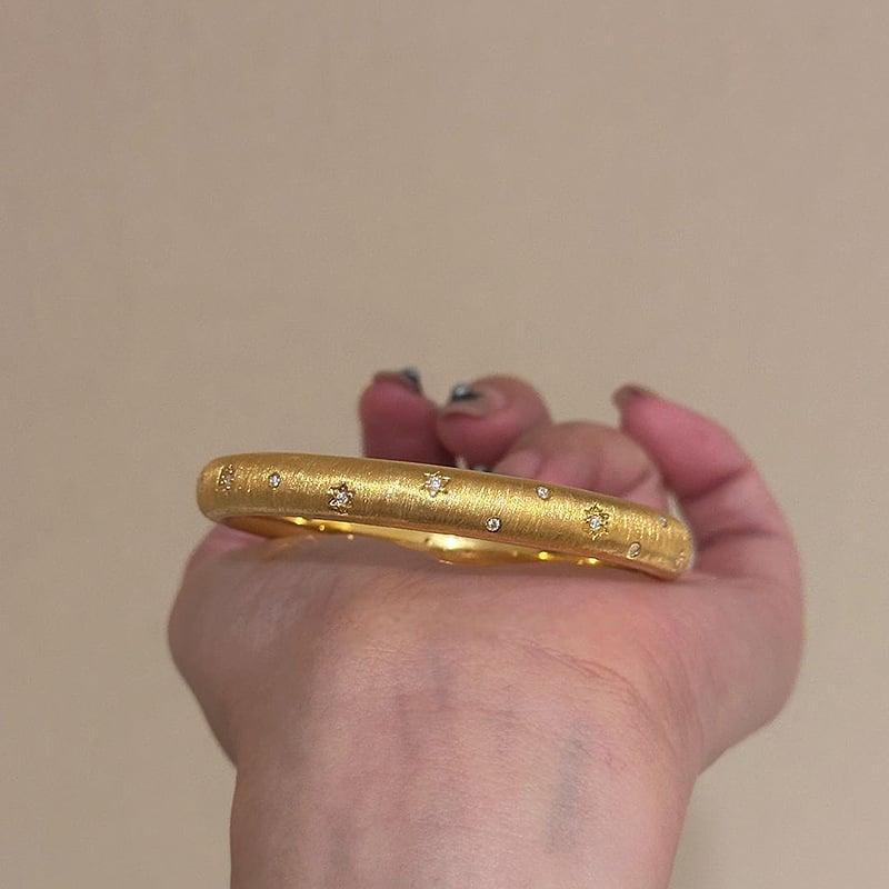 Brățară cu cer înstelat, nuanță aurie, finisaj ștanțat și inserții de diamante, brățară de lux versatil