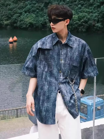Cămașă din denim pentru bărbați, deconstruită, cu spălare vintage, mâneci scurte, stil american, umeri căptuțiți și design tie-dye