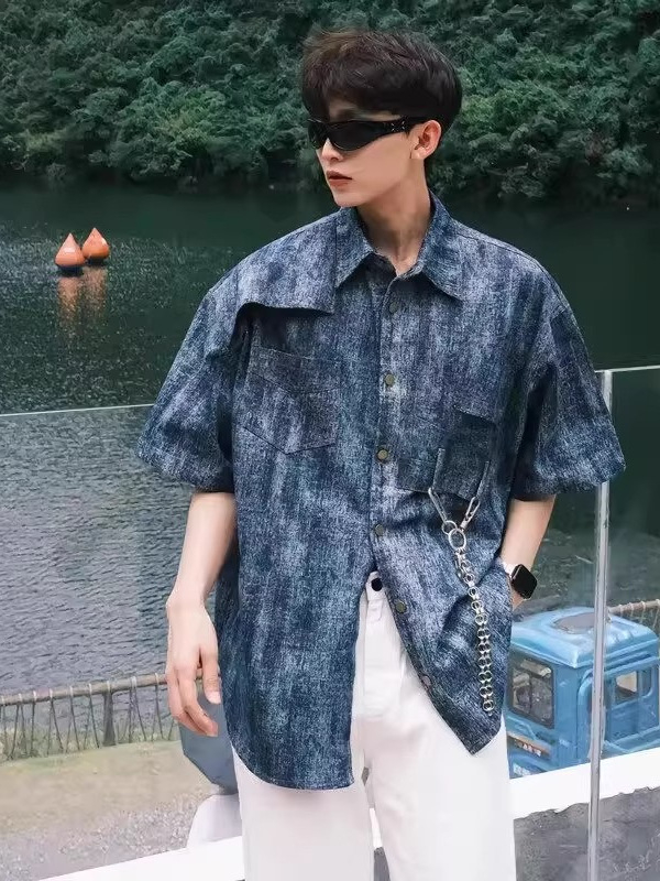 Cămașă din denim pentru bărbați, deconstruită, cu spălare vintage, mâneci scurte, stil american, umeri căptuțiți și design tie-dye