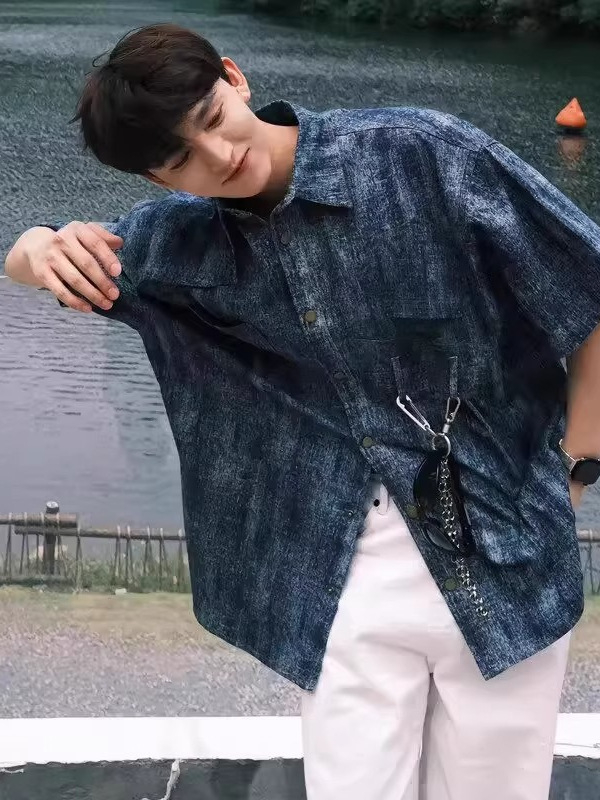 Cămașă din denim pentru bărbați, deconstruită, cu spălare vintage, mâneci scurte, stil american, umeri căptuțiți și design tie-dye