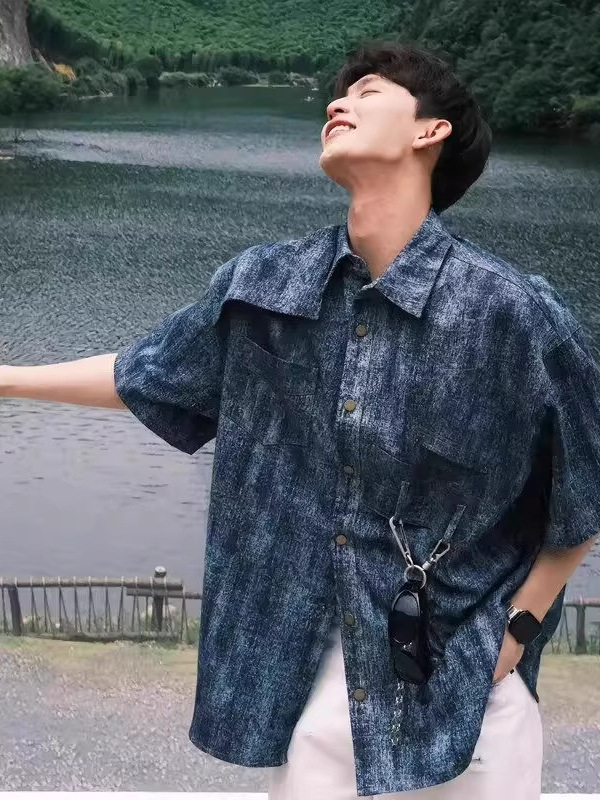 Cămașă din denim pentru bărbați, deconstruită, cu spălare vintage, mâneci scurte, stil american, umeri căptuțiți și design tie-dye