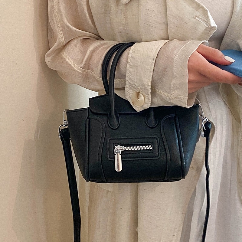 Geantă de damă cu textură premium și capacitate mare, crossbody la modă în 2026, versatilă pentru ieșiri și muncă, design în formă de aripă