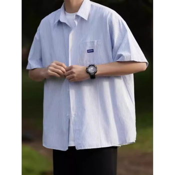 Cămașă bărbătească cu mânecă scurtă, în dungă, stil lejer de vară 2026, ținută casual inspirată de streetwear