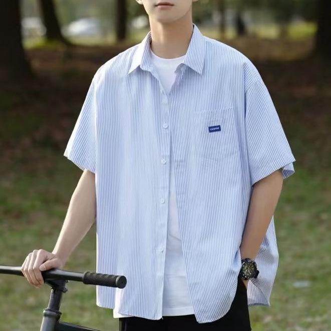 Cămașă bărbătească cu mânecă scurtă, în dungă, stil lejer de vară 2026, ținută casual inspirată de streetwear