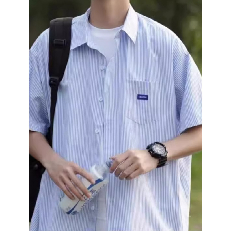 Cămașă bărbătească cu mânecă scurtă, în dungă, stil lejer de vară 2026, ținută casual inspirată de streetwear