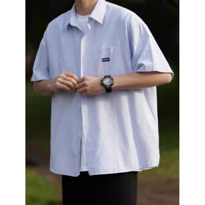 Cămașă bărbătească cu mânecă scurtă, în dungă, stil lejer de vară 2026, ținută casual inspirată de streetwear
