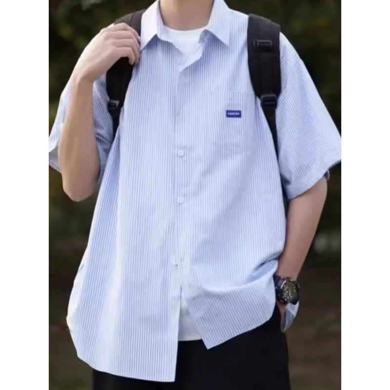 Cămașă bărbătească cu mânecă scurtă, în dungă, stil lejer de vară 2026, ținută casual inspirată de streetwear