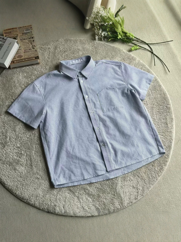Cămașă cu mâneci scurte, dungă albastru deschis, croială lejeră, siluetă boxy pentru vară.