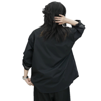 Cămașă neagră cu mâneci lungi pentru bărbați, guler înalt și detaliu de nod, top cropped cu design îmbinat