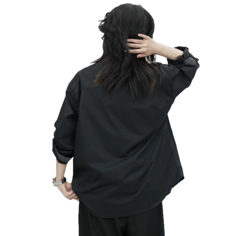 Cămașă neagră cu mâneci lungi pentru bărbați, guler înalt și detaliu de nod, top cropped cu design îmbinat