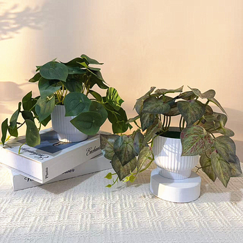 Pothos artificial într-un mic ghiveci, pentru balconul exterior și curte – decor plastic bonsai