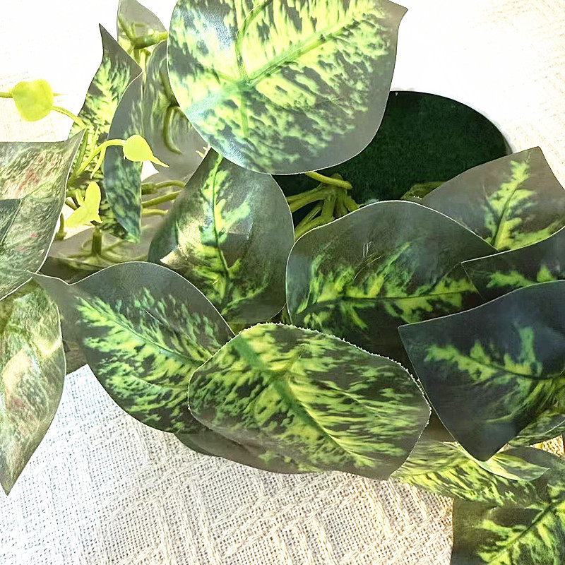 Pothos artificial într-un mic ghiveci, pentru balconul exterior și curte – decor plastic bonsai