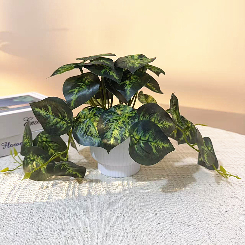 Pothos artificial într-un mic ghiveci, pentru balconul exterior și curte – decor plastic bonsai