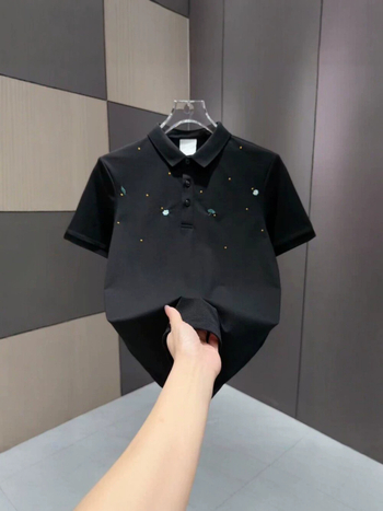 Polo negru pentru bărbați cu broderie florală, mâneci scurte, guler clasic, croială slim, bumbac piqué, vară 2026