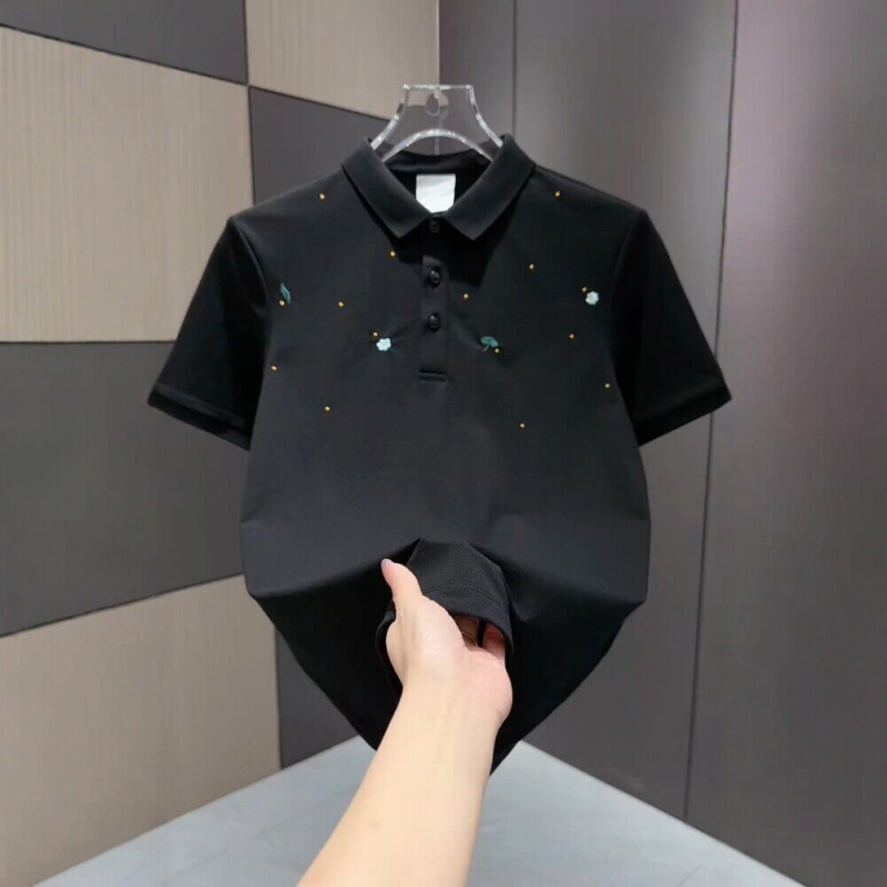 Polo negru pentru bărbați cu broderie florală, mâneci scurte, guler clasic, croială slim, bumbac piqué, vară 2026