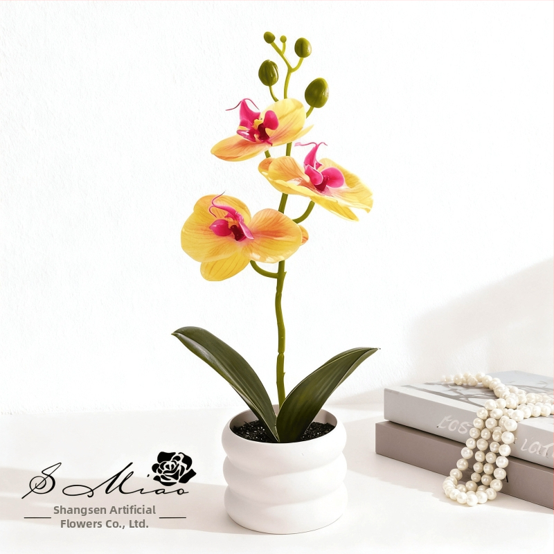 Umelá orchidea Bonsai – malá dekoratívna rastlina v kvetináči na dekoráciu domu a fotografovanie