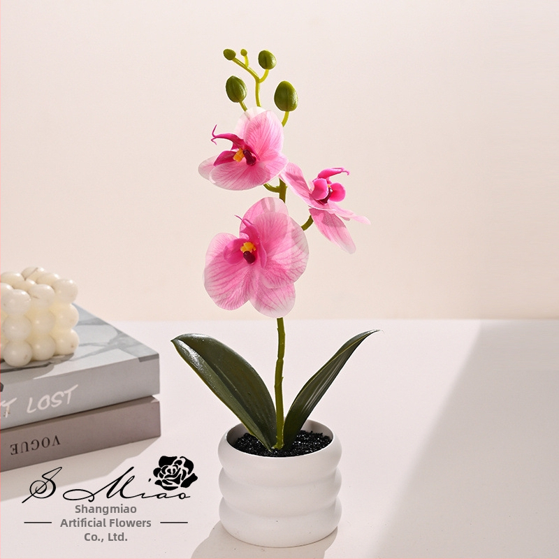 Umelá orchidea Bonsai – malá dekoratívna rastlina v kvetináči na dekoráciu domu a fotografovanie