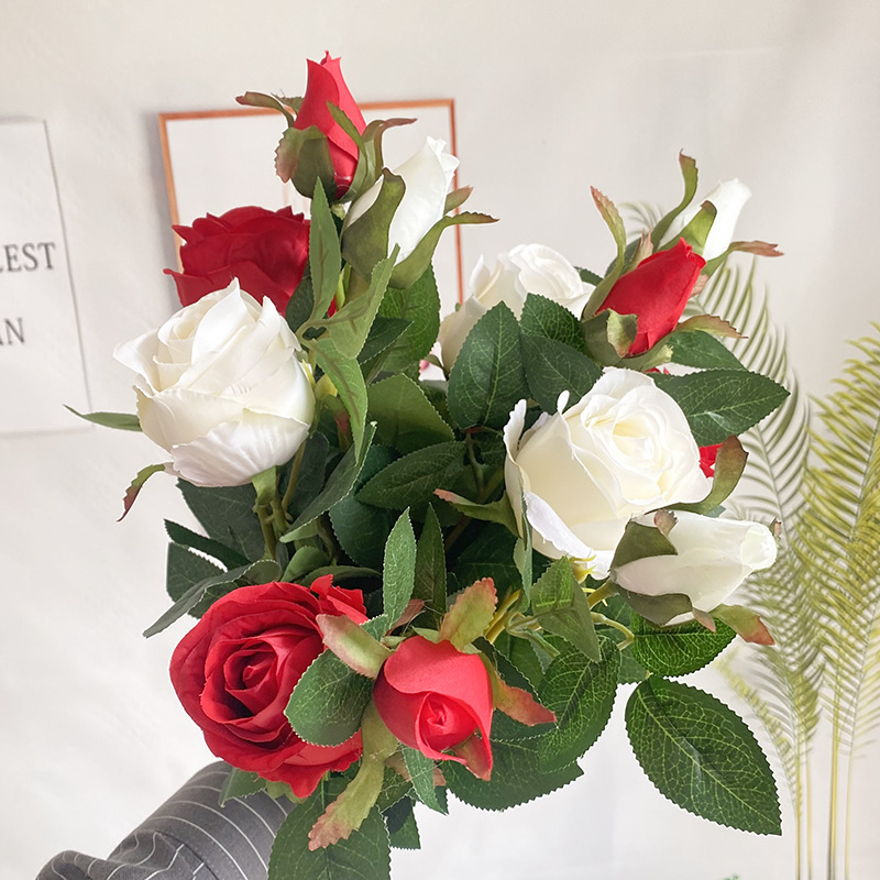 Buchet cu trandafiri de mătase bulgari, stil european pentru decorul sufrageriei