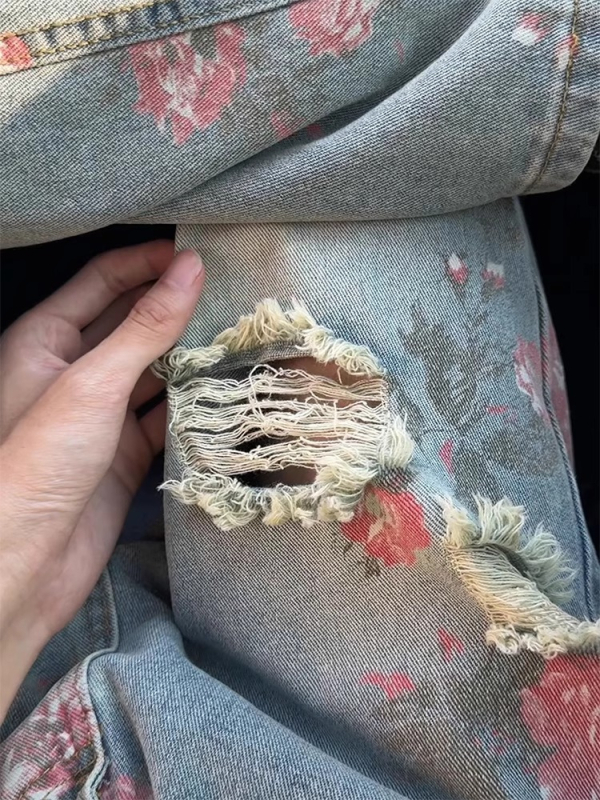 Blugi din denim cu imprimeu floral și rupturi, croială dreaptă, lejer, stil urban modern, imprimeu cu trandafiri