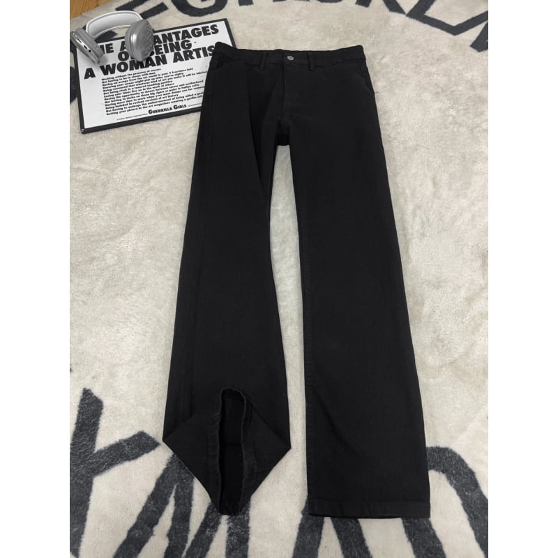 Jeans bărbați drepti, culoare negru cărbune, croială lejeră, ușor evazați, stil high-street american, croială curată, subțiază vizual și mărește silueta
