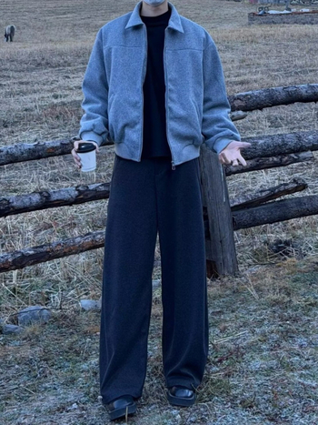 Pantaloni negri de costum pentru bărbați, din lână, talie medie, croială largă, falduri, casual, primăvară-toamnă 2026.