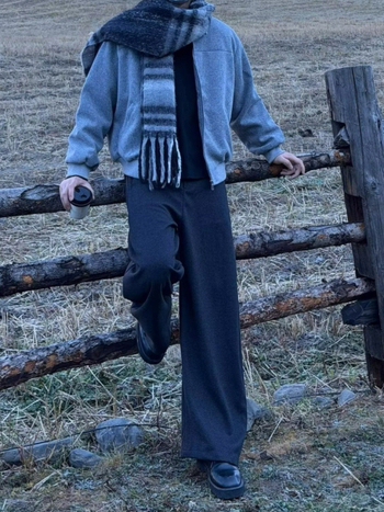 Pantaloni negri de costum pentru bărbați, din lână, talie medie, croială largă, falduri, casual, primăvară-toamnă 2026.