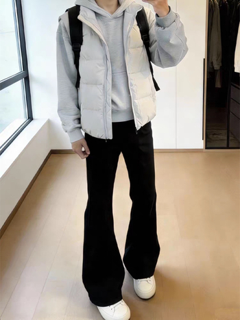 Pantaloni negri pentru bărbați, croială slim straight, cu drapaj la baza și margine ușor evazată, casual cleanfit.