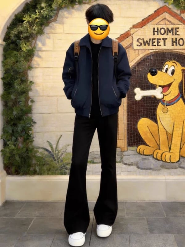 Pantaloni negri pentru bărbați, croială slim straight, cu drapaj la baza și margine ușor evazată, casual cleanfit.