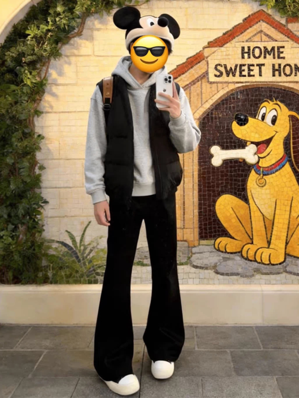 Pantaloni negri pentru bărbați, croială slim straight, cu drapaj la baza și margine ușor evazată, casual cleanfit.