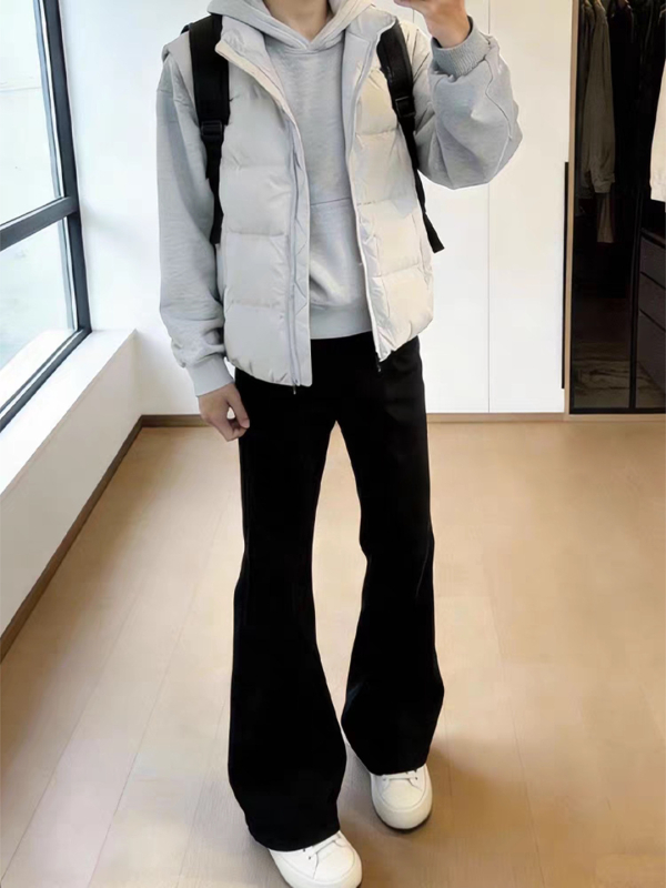 Pantaloni negri pentru bărbați, croială slim straight, cu drapaj la baza și margine ușor evazată, casual cleanfit.