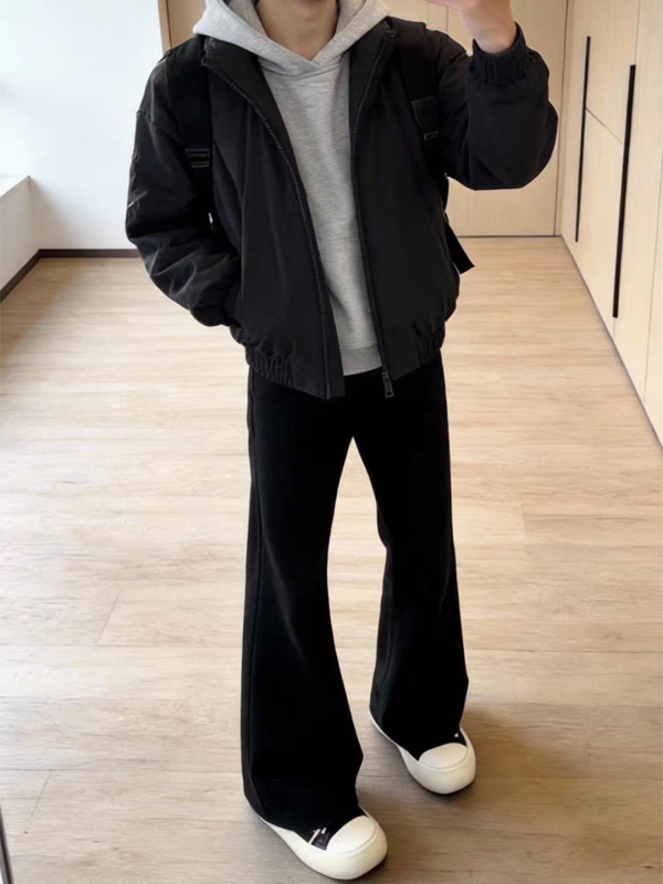 Pantaloni negri pentru bărbați, croială slim straight, cu drapaj la baza și margine ușor evazată, casual cleanfit.