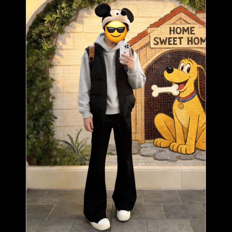 Pantaloni negri pentru bărbați, croială slim straight, cu drapaj la baza și margine ușor evazată, casual cleanfit.