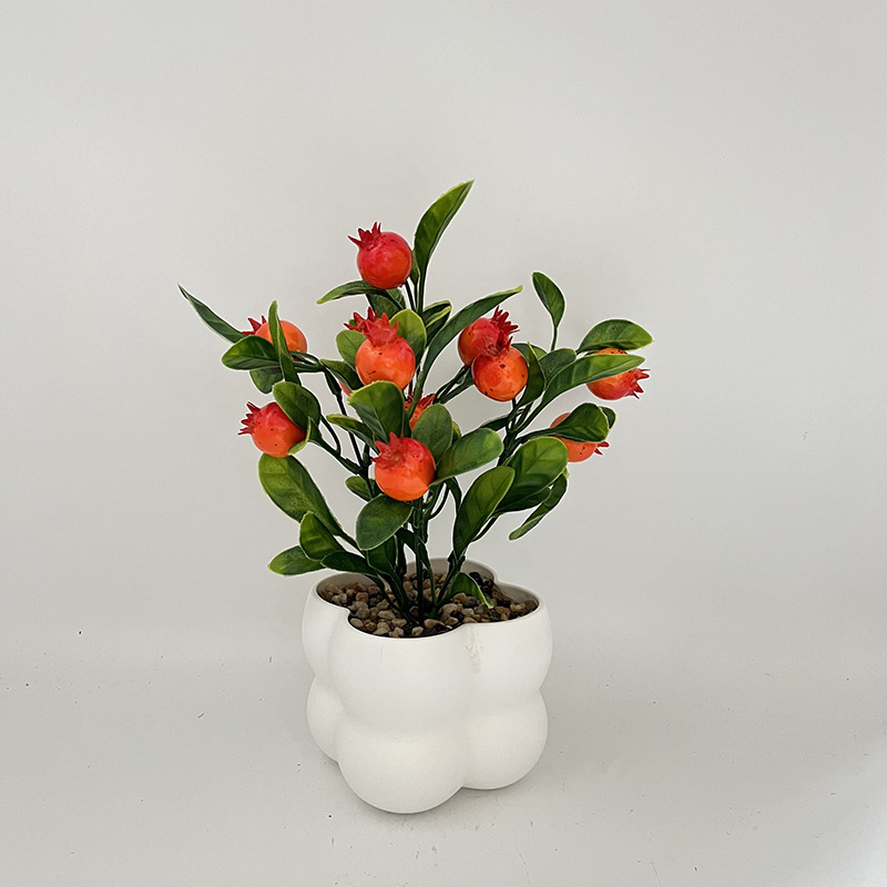 Planta în ghiveci cu fructe artificiale, grilaj pătrat – decor interior