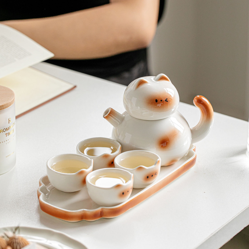 Set ceai ceramic cu pisică Siamiană: ceainic, cești și tavă de servire – cutie cadou, pentru 2 persoane