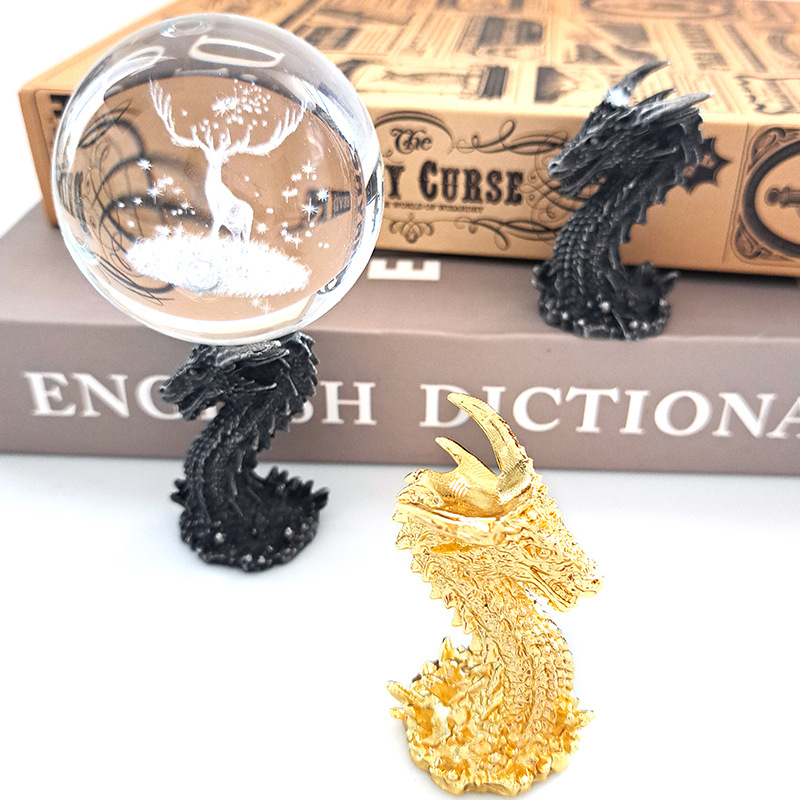 Suport metalic cu dragon auriu și sferă de cristal – ornament decorativ, stil chinezesc, pentru casă și birou