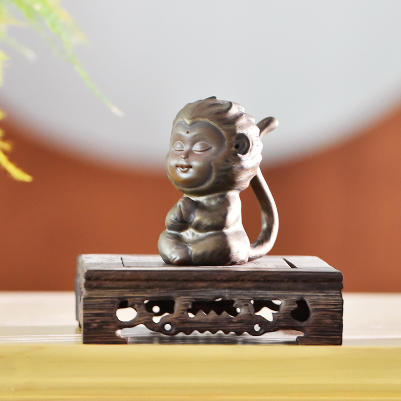 Tea Pet maimuță aurie – decor ceramic premium pentru birou, acvariu și mașină