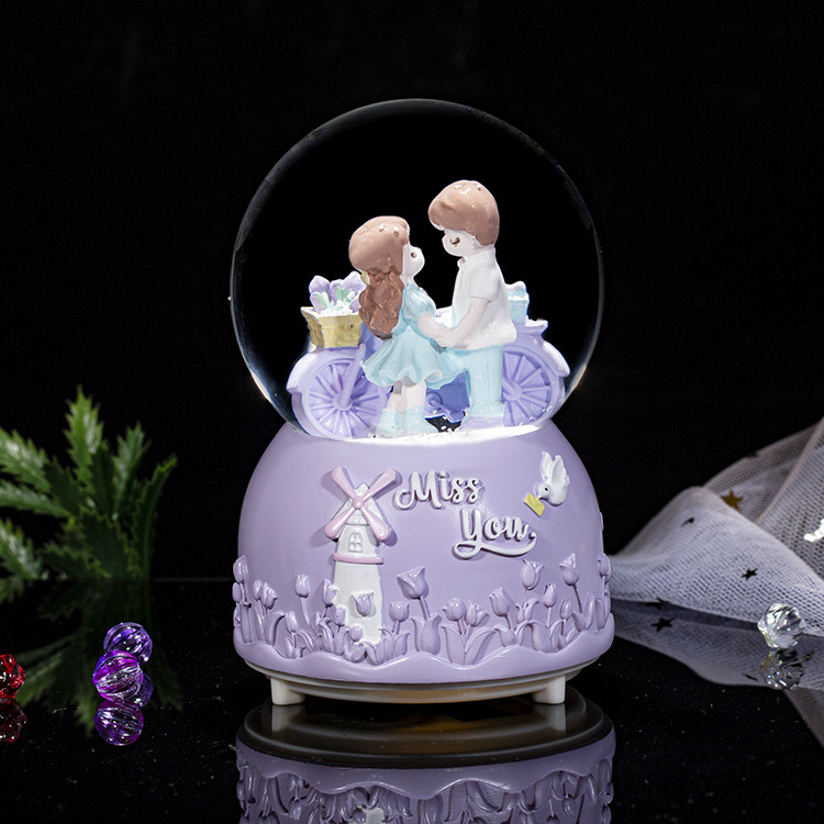 Bilă de cristal cu cutie muzicală, cuplu pe bicicletă – ornament de birou, băiat și fată