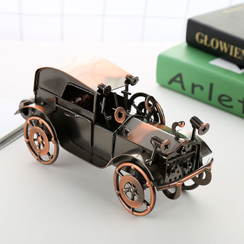 Miniatură metalică a unei mașini clasice – ornament decorativ pentru bar și cafenea