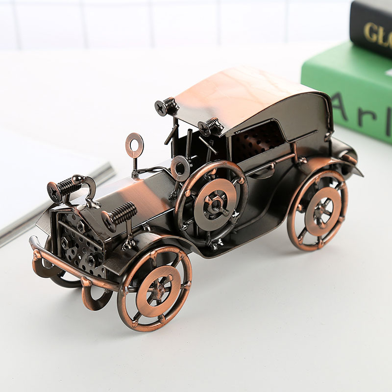 Miniatură metalică a unei mașini clasice – ornament decorativ pentru bar și cafenea