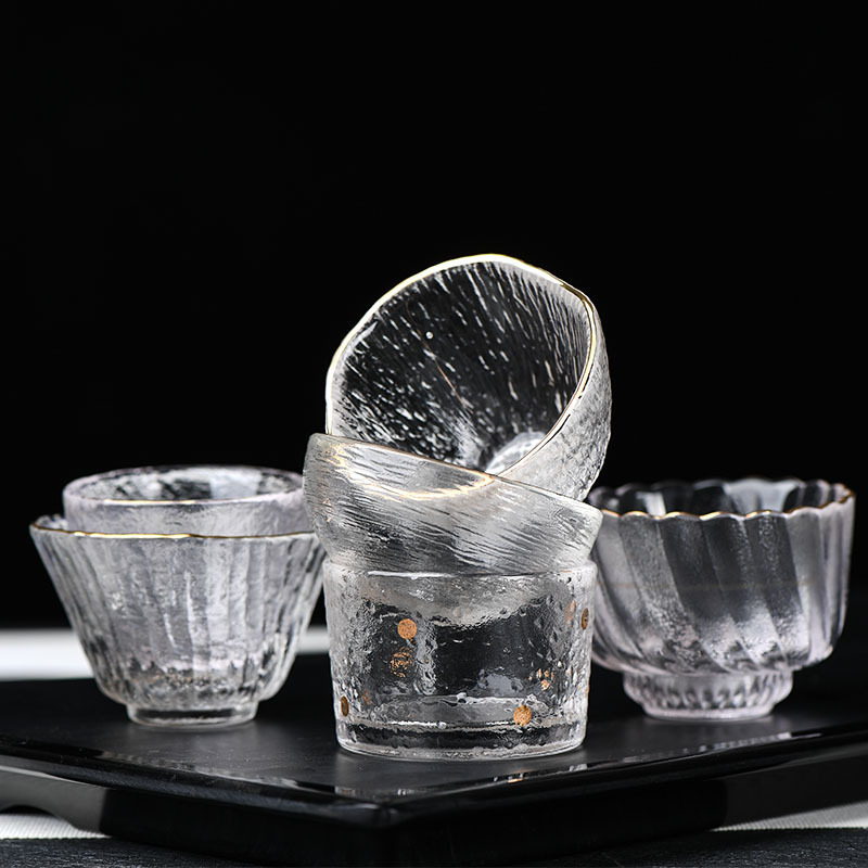 Ceai cristal în stil japonez, margine aurie și textură ciocanată; cană pentru sake și ceașcă individuală pentru ceremonia ceaiului