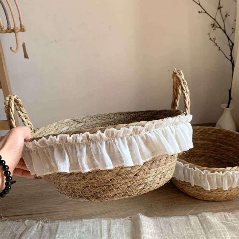 Γαλλικού ρετρό μινιμαλιστικό καλάθι αποθήκευσης από ψάθα για γραφείο, με δαντελένιο τελείωμα — οργάνωση καλλυντικών και παιχνιδιών