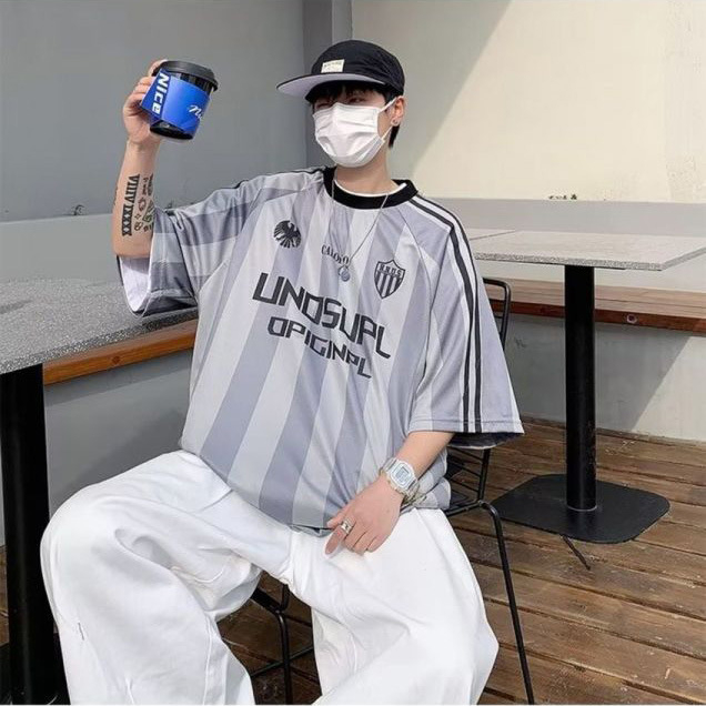 Tricou de fotbal pentru bărbați în stil Hong Kong, roz, vară 2026, croială lejeră, respirabil, uscare rapidă, mânecă scurtă