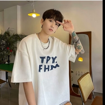 Tricou alb colorat pentru vară, cu motiv estompat de cuplu și print cu litere, croială lejeră