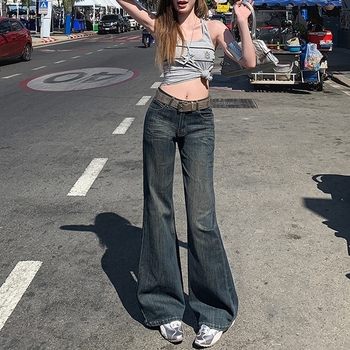 Γυναικείες τζιν denim σε σκούρο μπλε με πλυμένο φινίρισμα και μοτίβο γατιού-μουστάκι, χαμηλή μέση, ελαφρώς φαρδιές, στενή γραμμή, Άνοιξη–Φθινόπωρο 2026