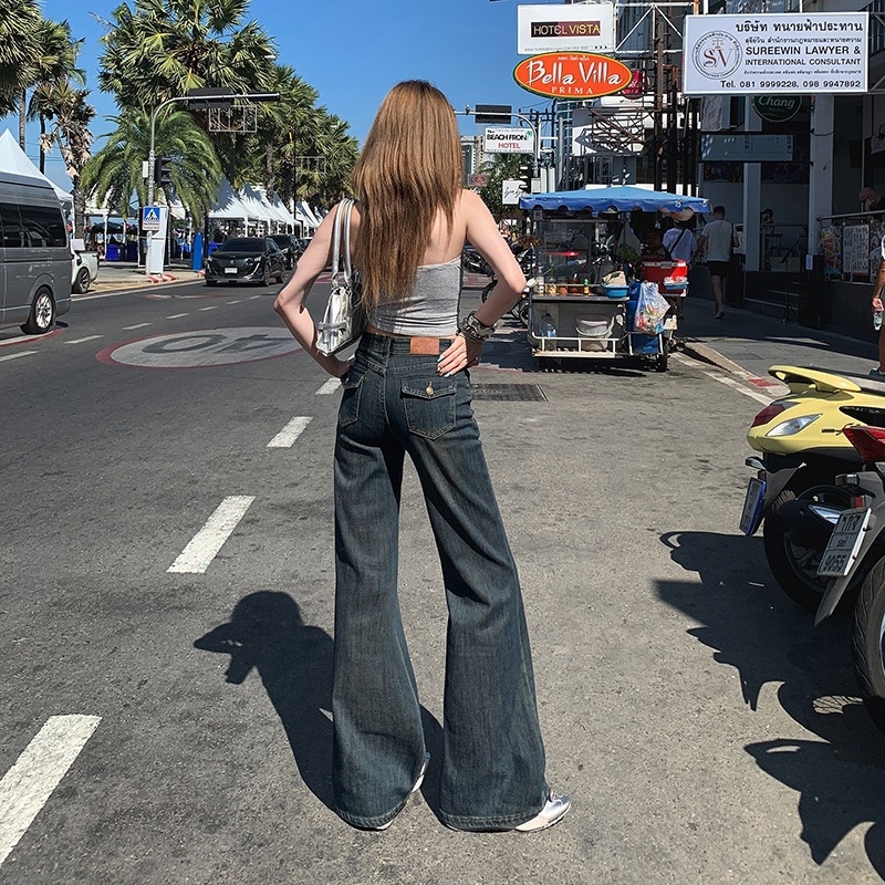Γυναικείες τζιν denim σε σκούρο μπλε με πλυμένο φινίρισμα και μοτίβο γατιού-μουστάκι, χαμηλή μέση, ελαφρώς φαρδιές, στενή γραμμή, Άνοιξη–Φθινόπωρο 2026