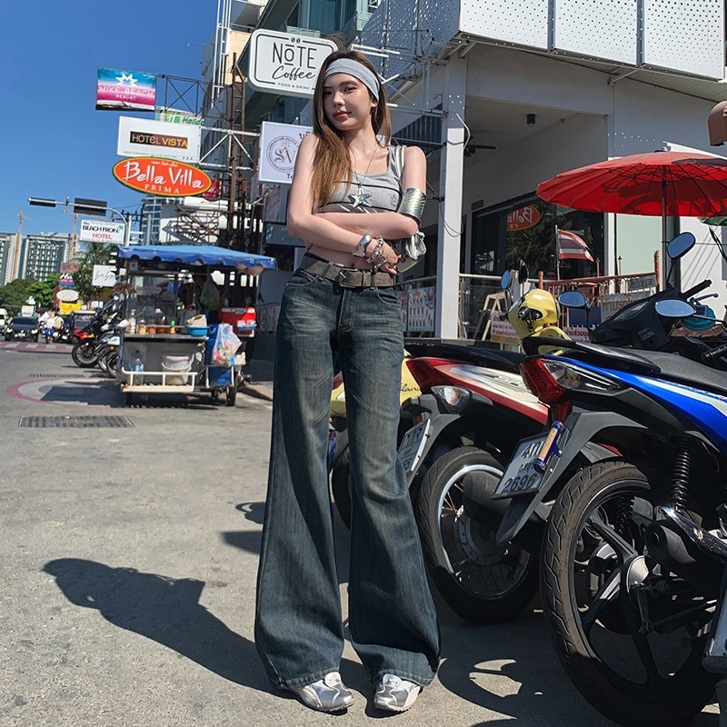 Γυναικείες τζιν denim σε σκούρο μπλε με πλυμένο φινίρισμα και μοτίβο γατιού-μουστάκι, χαμηλή μέση, ελαφρώς φαρδιές, στενή γραμμή, Άνοιξη–Φθινόπωρο 2026